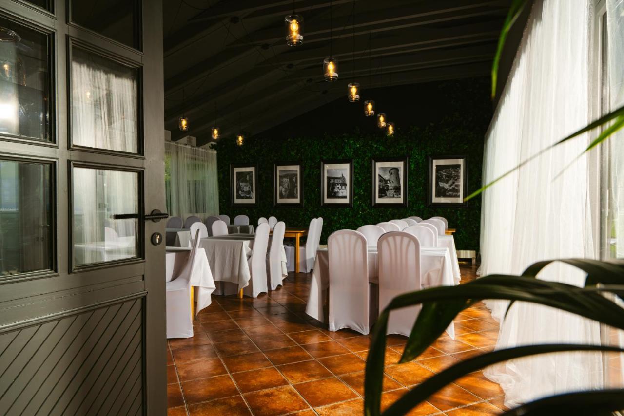 Restaurant a Pension u Hradu Šternberk Extérieur photo